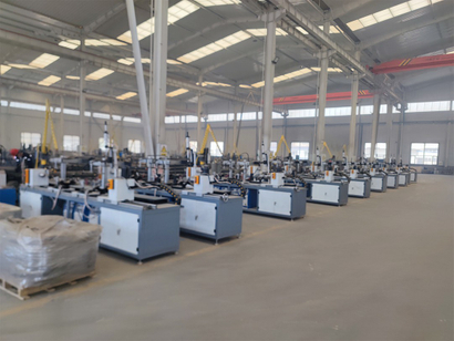 Oficina de produção de parafusos de aterramento