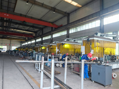 Oficina de produção de parafusos de aterramento