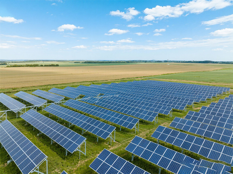 Aplicação de zinco-alumínio-magnésio (Zn-al-MG) em sistemas de montagem em terra solar