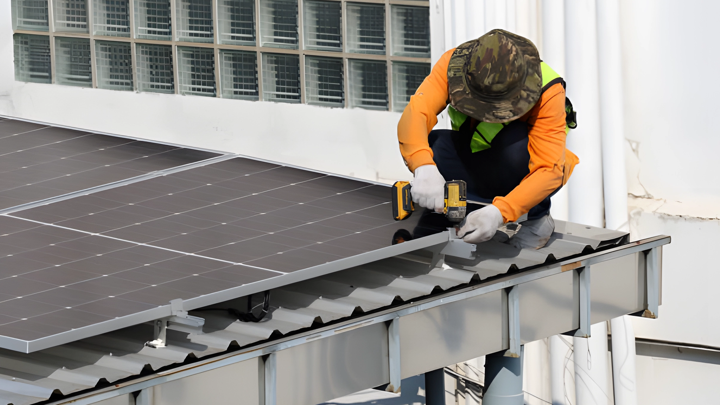 Sistemas solares montados no telhado vs. montados no solo: profissionais, contras e melhores aplicações