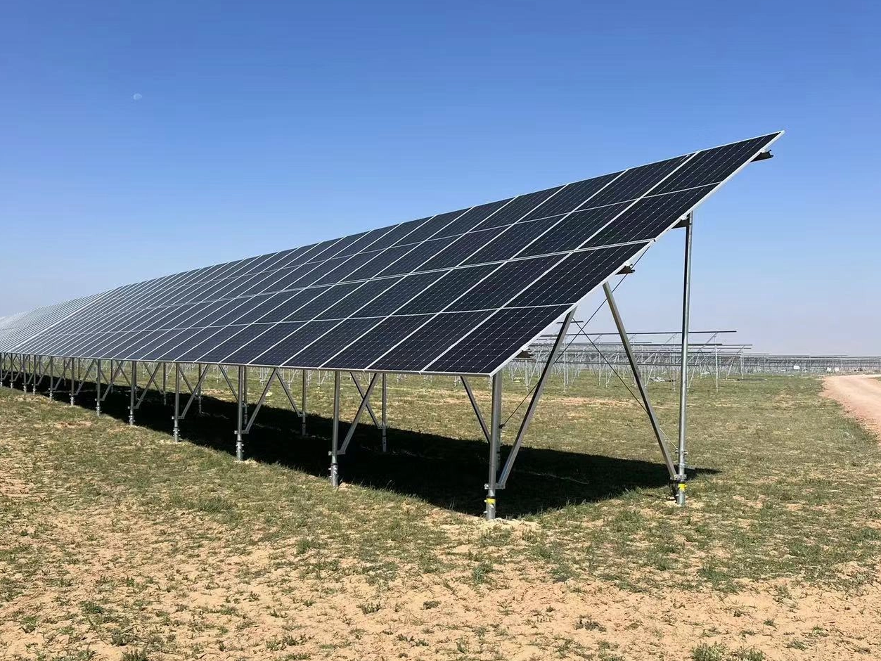 Quais são as soluções para instalar suportes moídos em terrenos inclinados?