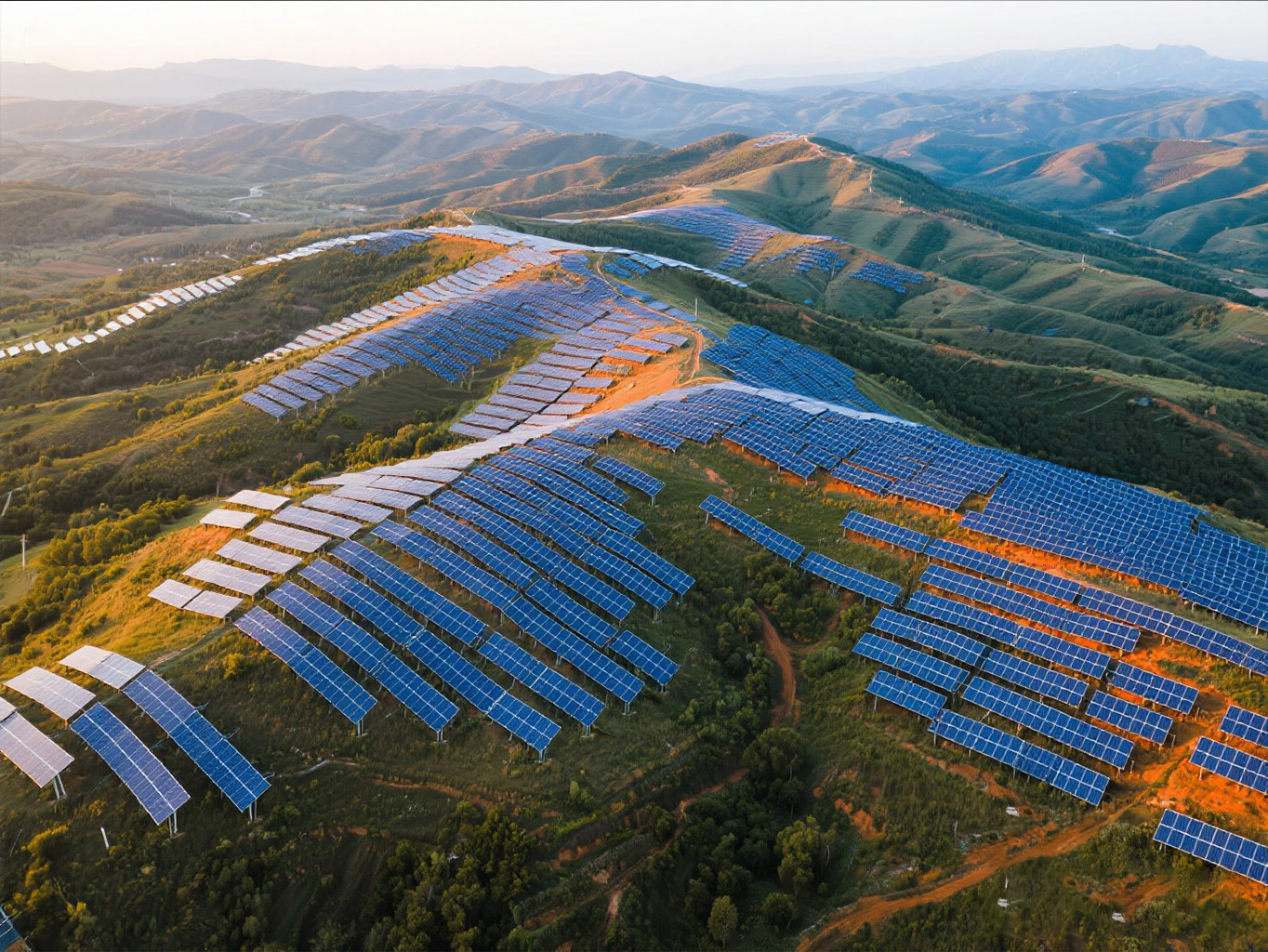 Qual é a diferença entre colchetes fixos e colchetes ajustáveis?